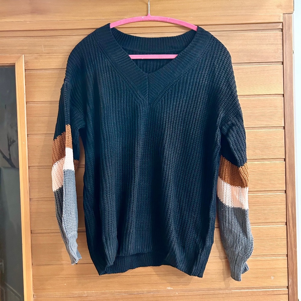 New Women’s Long Sleeve Black Thick Knit Size L Color Block V Neck